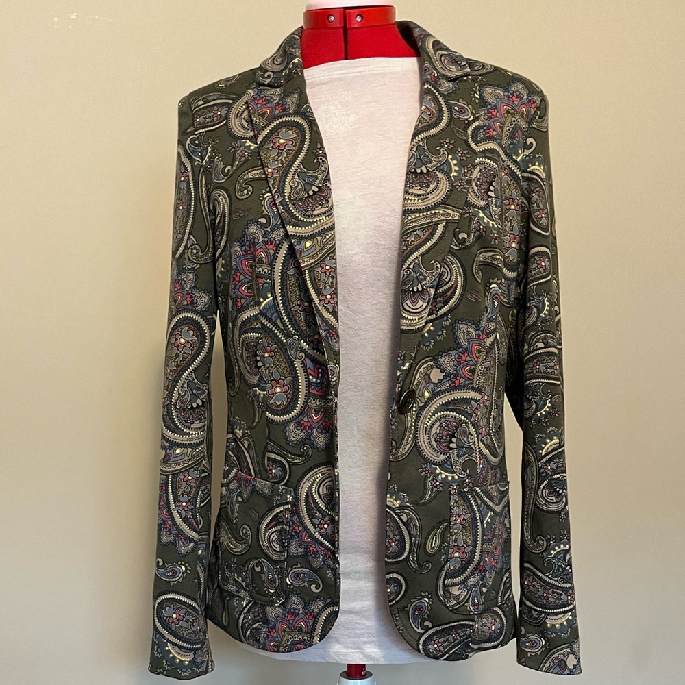 Mango Paisley fall blazer with two front pockets.